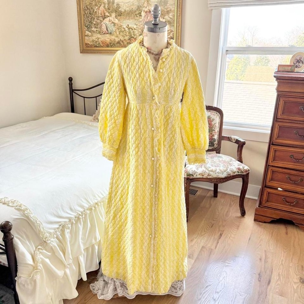 70s yellow quilted house dress Ladybug brand fits like an xs‎